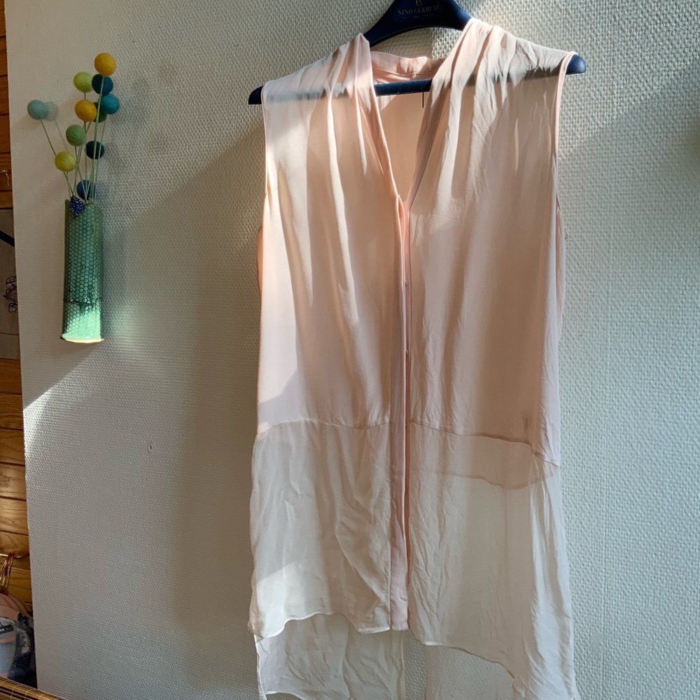Ellie Tahari 100% Silk Sleeveless Sheer Blouse in Light Peach, S/M
